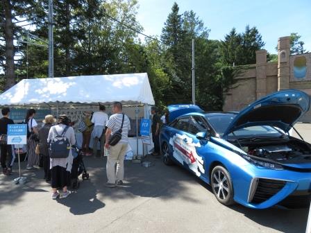 円山動物園での燃料電池自動車展示の様子
