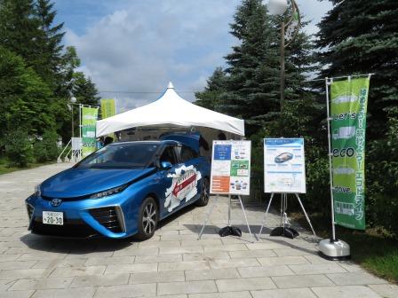 FCV白石区ふるさとまつりでの燃料電池自動車展示の様子