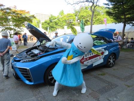 厚別区民まつりでの燃料電池自動車の展示と厚別区公式キャラクターのピカット君の写真