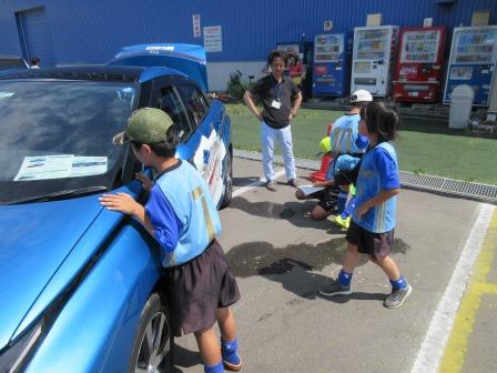 かんきょうみらいカップ2018で燃料電池自動車に興味を示す子供たちの写真