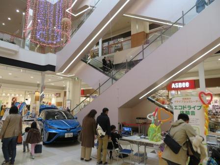 燃料電池自動車の展示イベントイオン苗穂店での様子