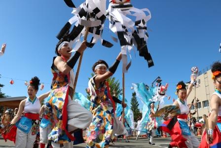 清田ふれあい区民まつりで踊る人々の写真