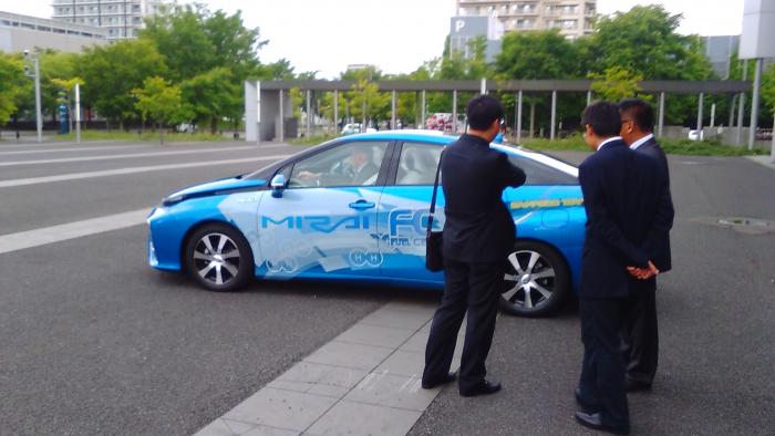 世界冬の都市市長会議での燃料電池自動車展示の様子