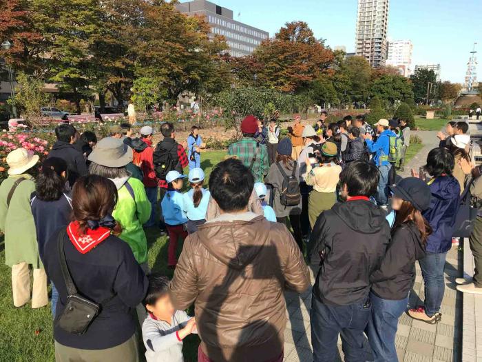 大通公園ベンチ塗り替えの様子1