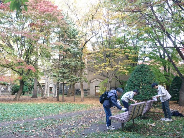 大通公園ベンチ塗り替えの様子3