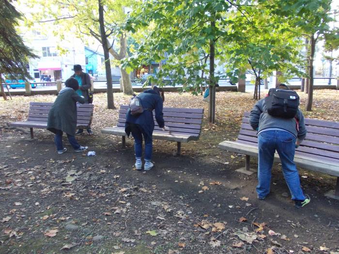 大通公園ベンチ塗り替えの様子4