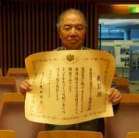 受賞の写真：苗穂駅周辺地区まちづくり協議会副会長と表彰状