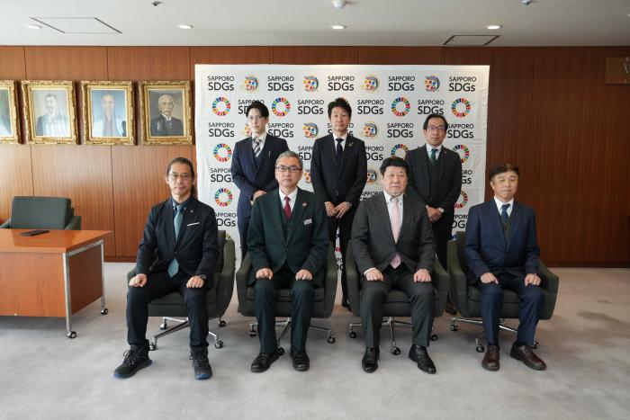 第2期認証企業5社と加藤副市長の集合写真