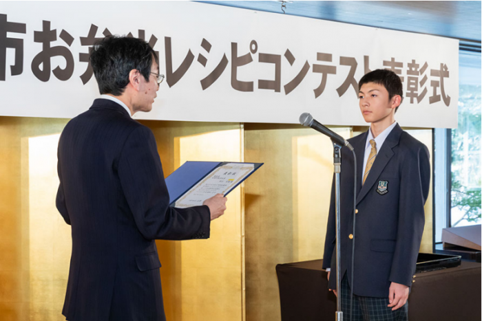 廣川教育次長から札幌市教育長賞の表彰状を授与する様子