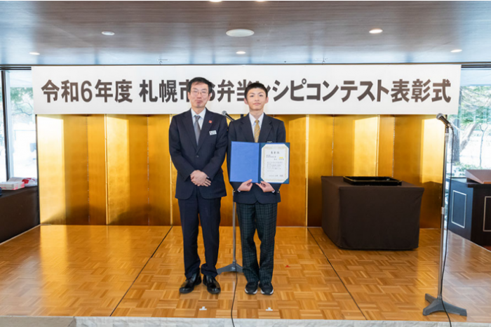 廣川教育次長と札幌市教育長賞受賞者との2ショット