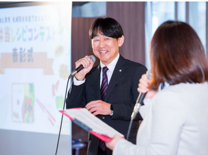 岡部孝信さんにインタビューをしている様子