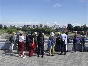 幌平橋の上から豊平川を眺める様子