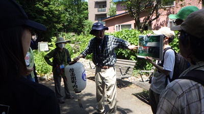 龍神祭の当時の様子を実物の提灯や写真で説明