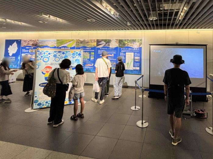 河川事業パネル展の様子。幅広い年代の方にご来場いただきました。