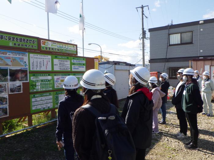 写真：斜面管路見学時の職員による説明の様子