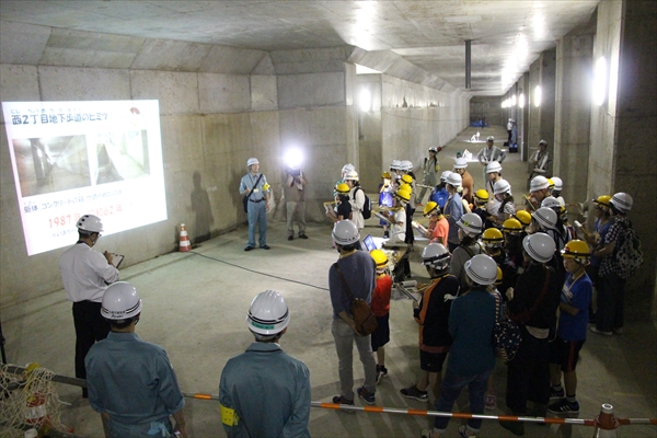 写真：見学会ツアーの様子(西2丁目地下歩道1)