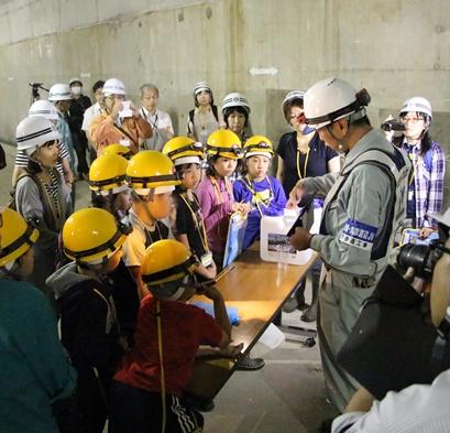 写真：見学会ツアーの様子(西2丁目地下歩道4)