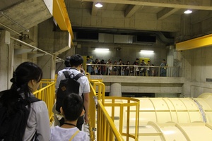 写真：見学会ツアーの様子(エルムトンネル換気所1)