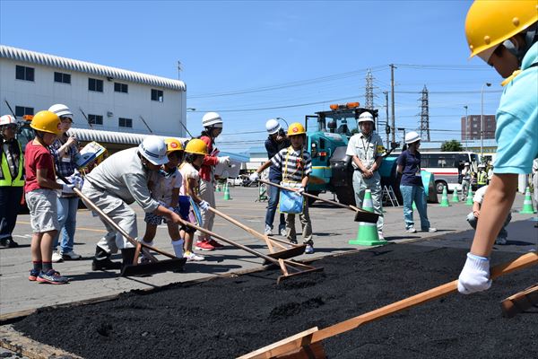 写真：見学会ツアーの様子(道路作り体験2)