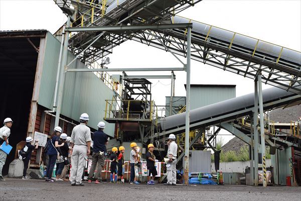 写真：見学会ツアーの様子(道路作り体験1)