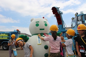 写真：見学会ツアーの様子(車両管理事務所2)