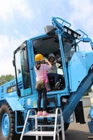 写真：見学会ツアーの様子(車両管理事務所3)