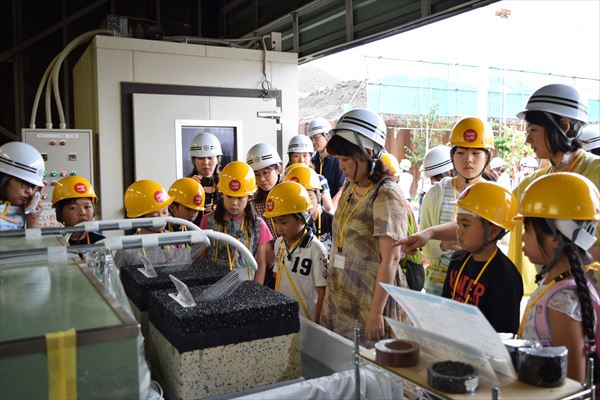 写真：見学会ツアーの様子(道路作り体験3)