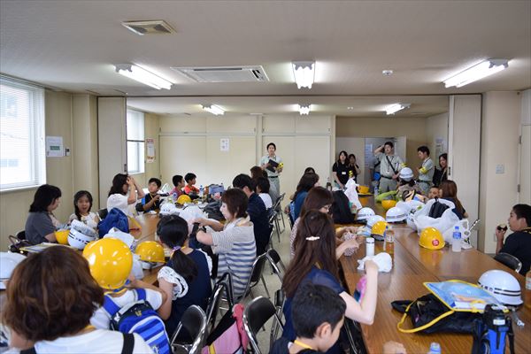 写真：見学会ツアーの様子(道路作り体験6)