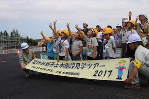 写真：見学会ツアーの様子(平岸配水池1)