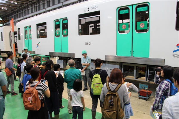 写真：見学会ツアーの様子(地下鉄車両基地1)