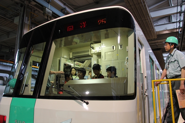 写真：見学会ツアーの様子(地下鉄車両基地2)