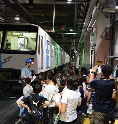 写真：見学会ツアーの様子(地下鉄西車両基地1)