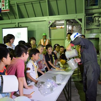 写真：見学会ツアーの様子(下水道工事2)