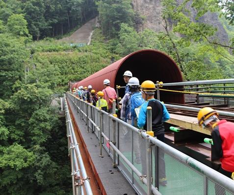 写真：見学会ツアーの様子(導水トンネル工事2)