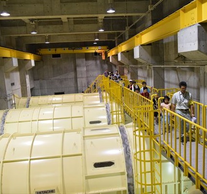 写真：見学会ツアーの様子(エルムトンネル換気所2)