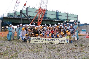 写真：見学ツアーの様子2