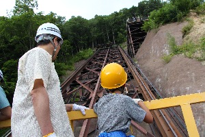 写真：斜面管路新設工事の様子1