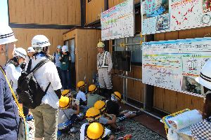 写真：見学ツアーの様子10