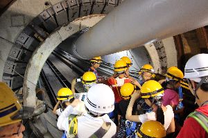 写真：見学ツアーの様子11