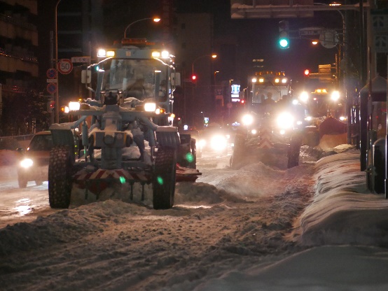 幹線道路の除雪作業（除雪グレーダ）