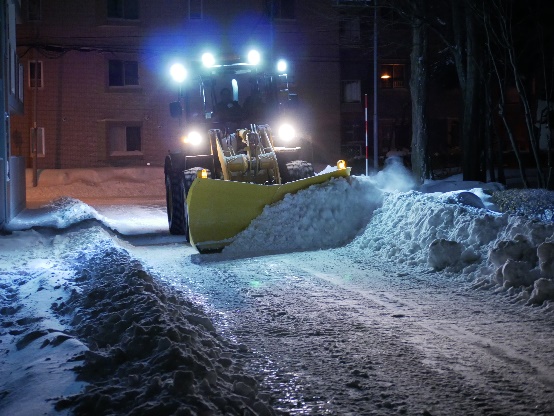 生活道路の除雪作業（タイヤショベル）