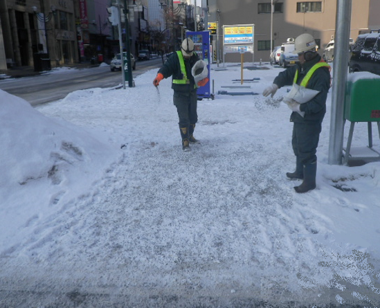 写真：交差点の滑り止め材散布