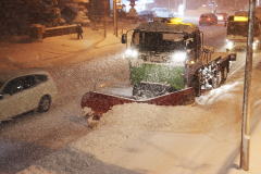 除雪トラックによる新雪除雪