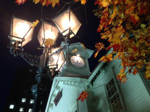 秋の時計台の写真