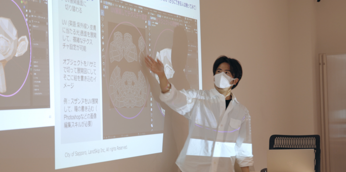 ワークショップで操作方法を教える講師