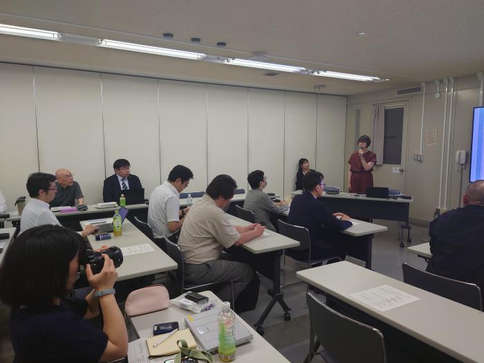 鬼塚准教授の発表の様子