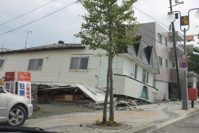 むかわ町鵡川地区の建物が傾いている様子