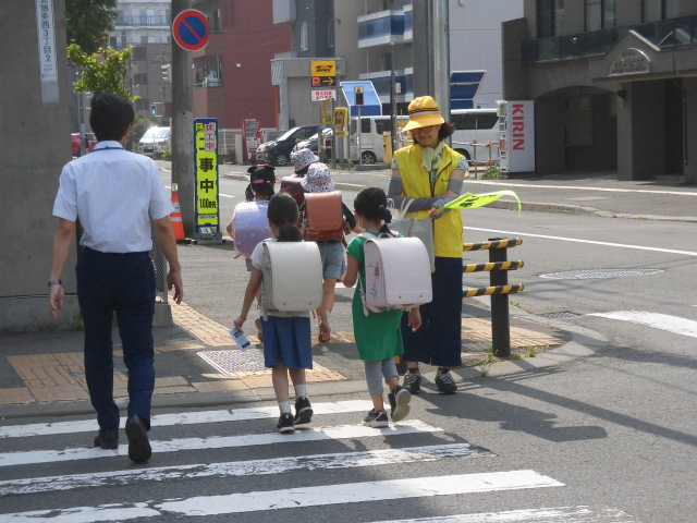 交通安全母の会 見守り活動1