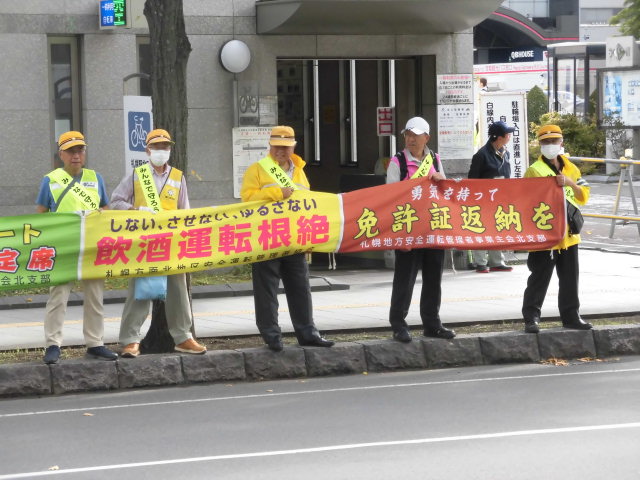 交通安全街頭啓発の様子2