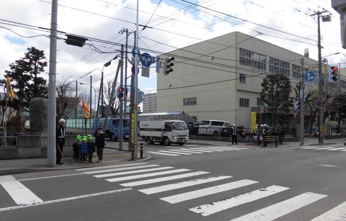 交通安全指導員活動風景（幌北小学校付近交差点）